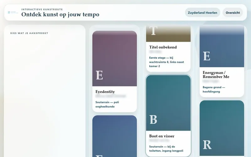 Eerste versie van 1 juni: kolommen met gekleurde tegels en een beginletter per kunstwerk
