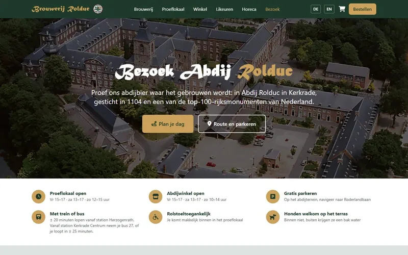 De bezoekpagina met een luchtfoto van Abdij Rolduc en snelle feiten over openingstijden, parkeren en bereikbaarheid