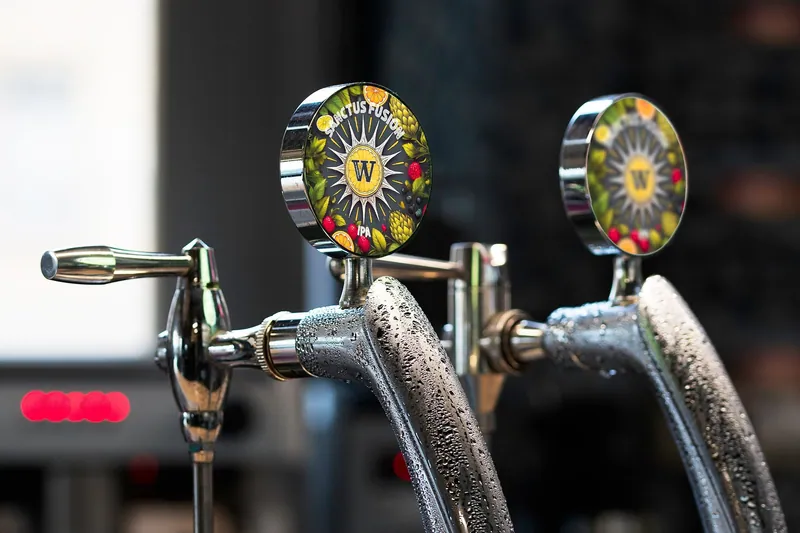 Twee biertaps met de ronde taplens van Sanctus Fusion