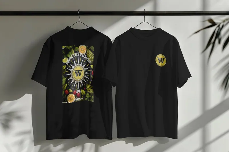Twee zwarte shirts aan een hanger: het etiket als rugprint en de W op de borst