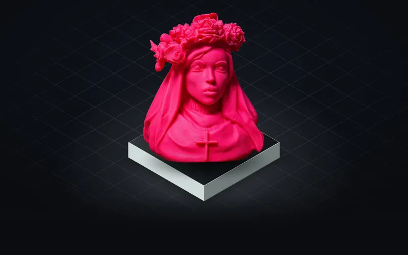 De Blonde Non: een roze 3D-geprinte buste van een non met een krans van rozen in het haar en een kruisje op de borst, op een sokkel