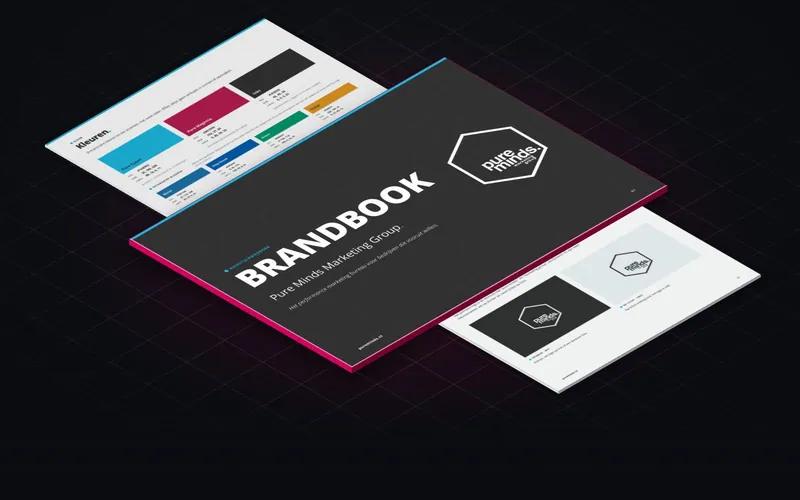 Drie pagina's uit het brandbook van Pure Minds: de cover met 'Brandbook' en het zeshoekige logo, de kleurenpagina met cyaan, magenta en inkt, en de pagina over het logo op donker en op licht
