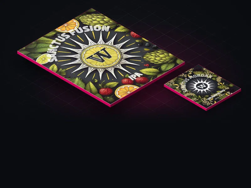 De etiketten van Sanctus Fusion en Sanctus Mordax, twee bieren uit dezelfde serie: een witte zon met de W van dé Wieëtsjaf in een krans van fruit, hop en bloesem