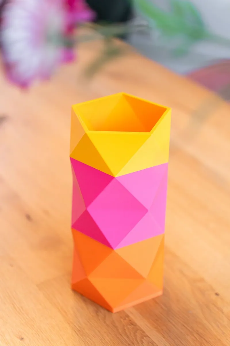 De Kami Vase in drie kleuren met bloemen