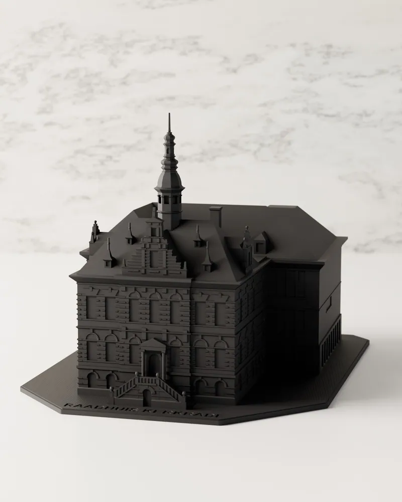 3D-weergave van het model van het Raadhuis Kerkrade in mat zwart, schuin van voren: de gevel met banden en blokken in reliëf, de trapgevel, het klokkentorentje en de bordestrap